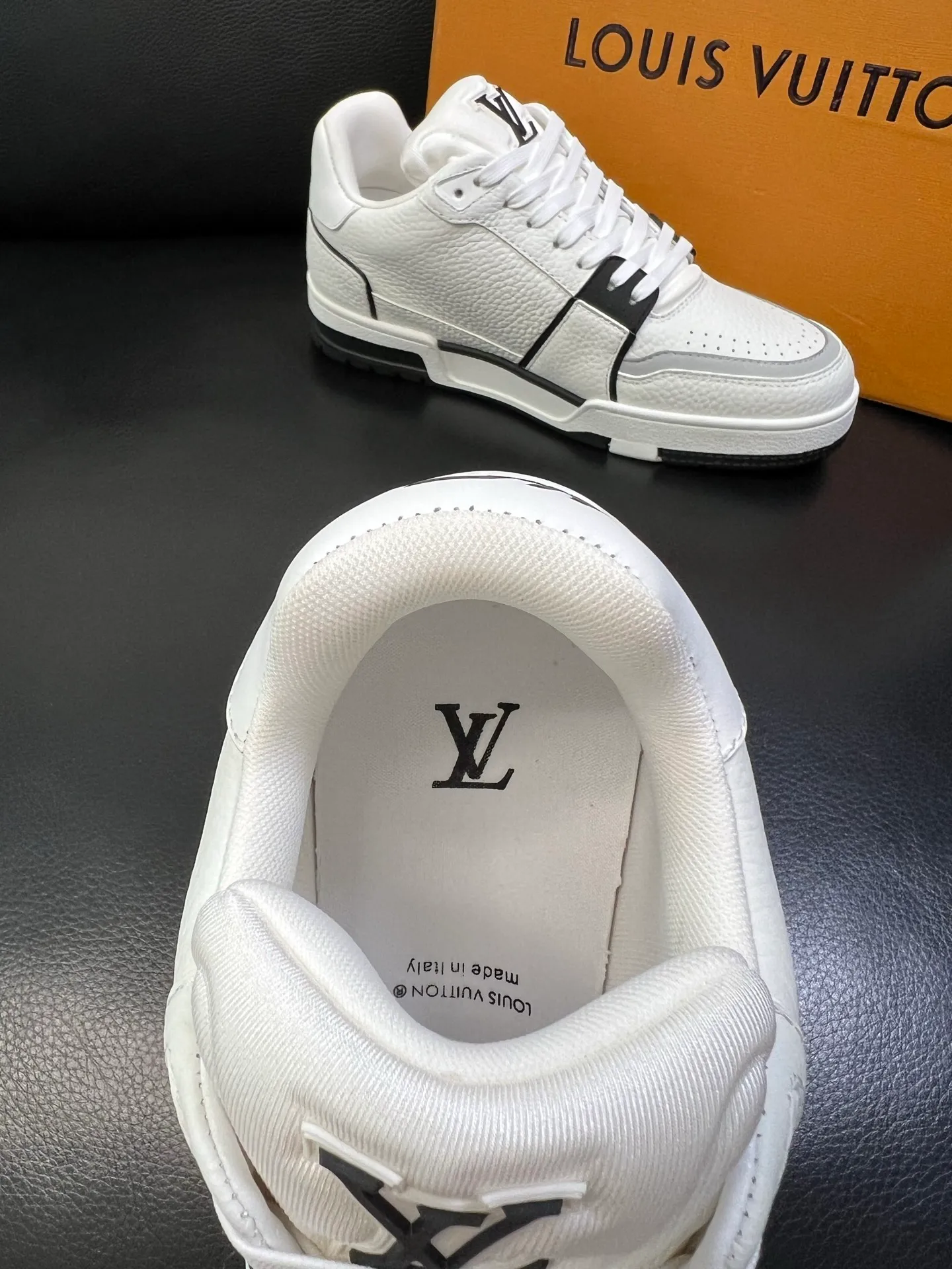 Men's shoes 💰900 Lv top purchasing agent Louis Vuitton, sports sneakers counter synchronization, uppers imported from Italy, high-quality splicing colorful complex crafts, imported mesh pads are soft and comfortable, soles: original soles specially provided by the original factory, T men's shoes 💰U exclusive movable molded soles super comfortable, original factory and single goods, high quality, welcome to compare, code number 39-44 (customized 38 45)